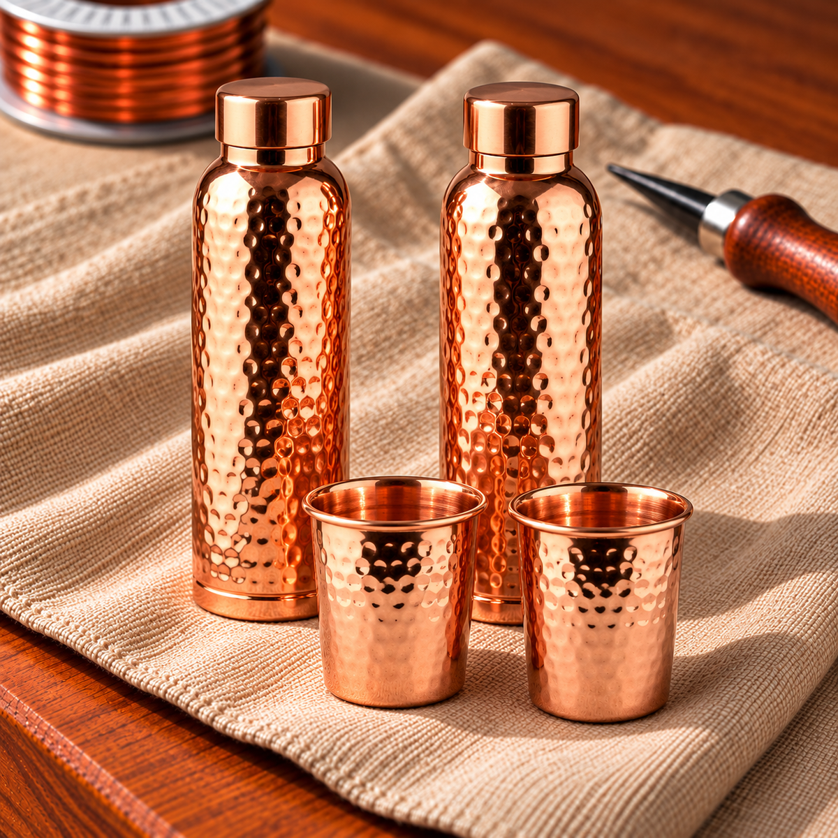 Gehämmertes Kupfer-Geschenkset – 2 Flaschen & 2 Becher