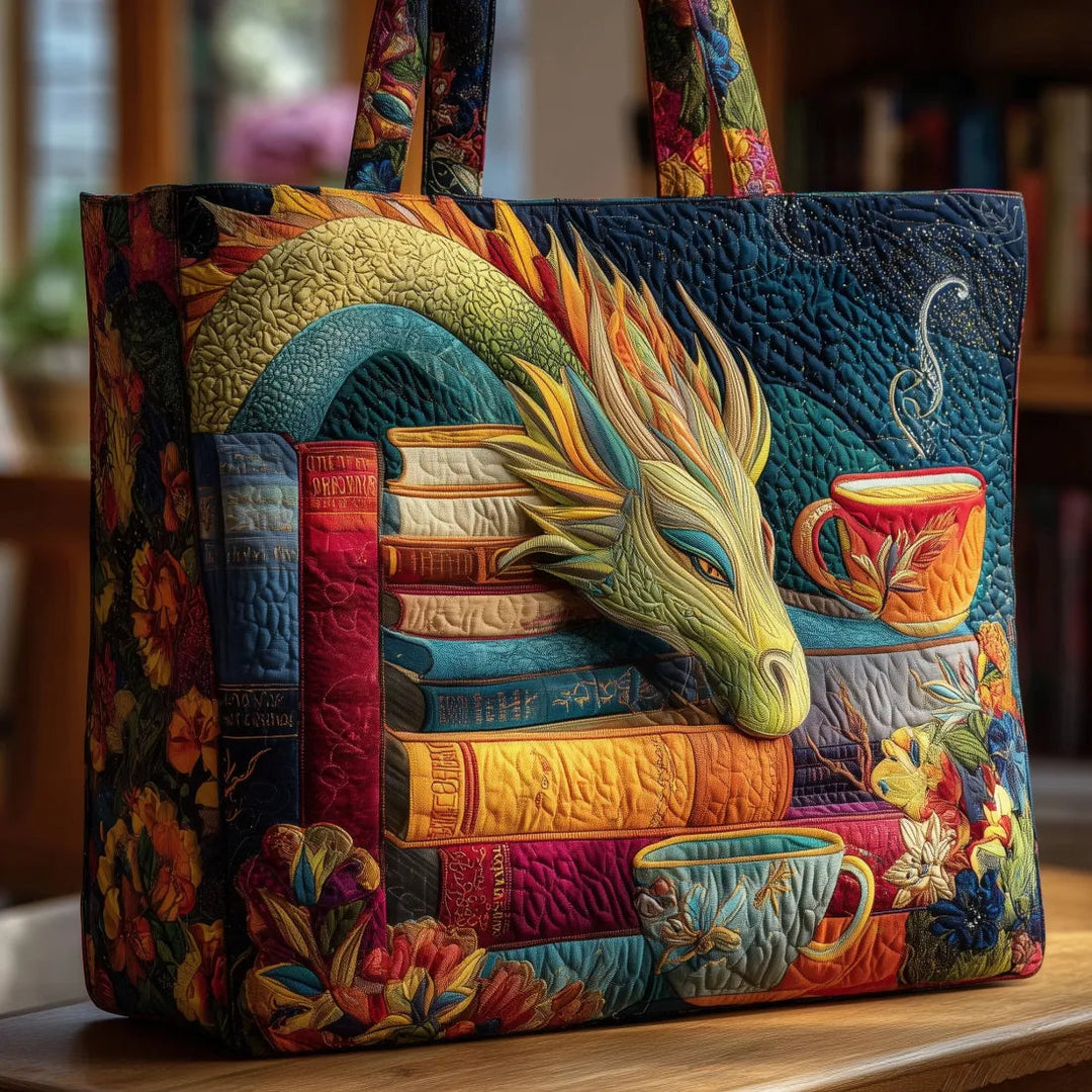 Lesender Drache mit Büchern und Tassen – Gesteppte Tasche