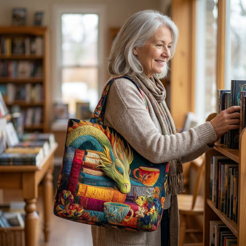 Lesender Drache mit Büchern und Tassen – Gesteppte Tasche