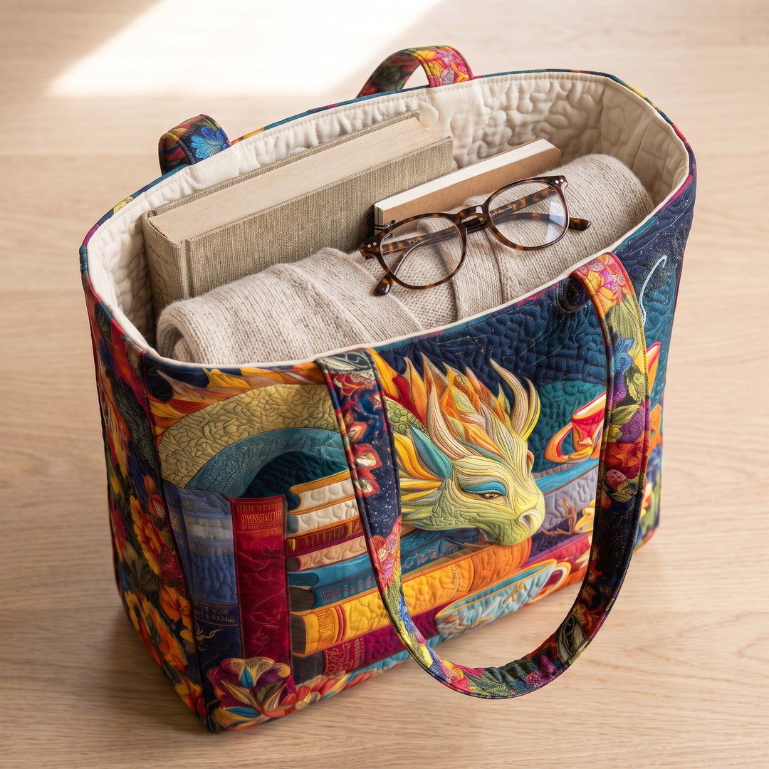 Lesender Drache mit Büchern und Tassen – Gesteppte Tasche
