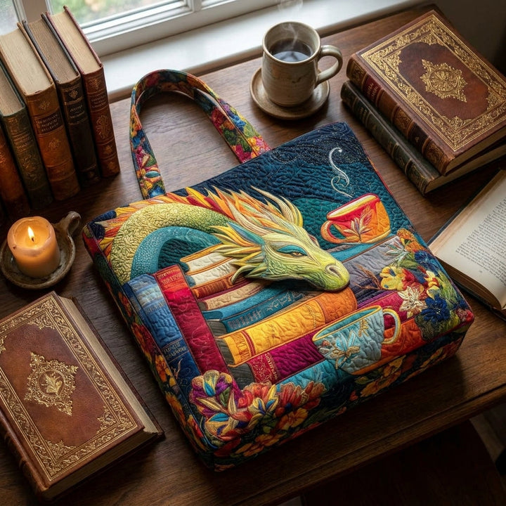 Lesender Drache mit Büchern und Tassen – Gesteppte Tasche