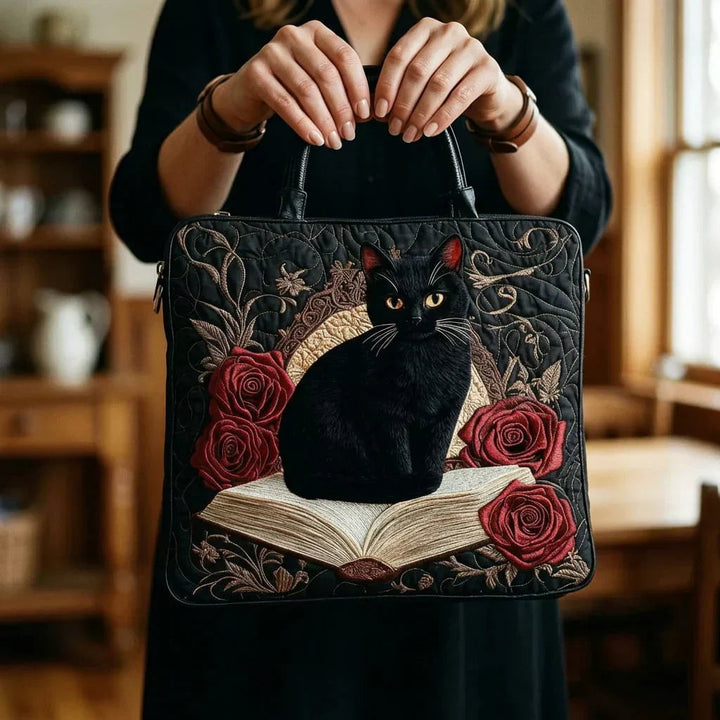 Schwarze Katze auf Büchern – Gesteppte Tasche